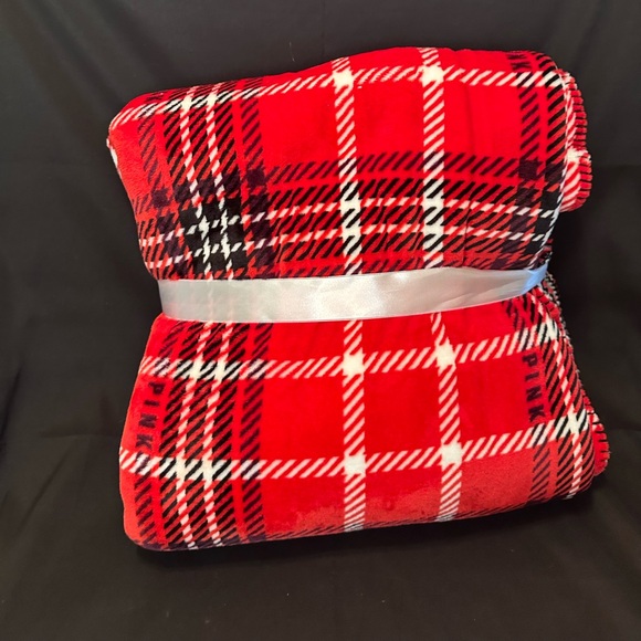 🎄🎁 PINK Victoria’s Secret Red Plaid Holiday Fleece Blanket NWOT - Picture 2 of 3